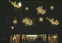 22643 Afbeelding van de neonverlichting aan de gevel van het pand van kledingmagazijn Vinke (Vredenburg 40) te Utrecht, ...